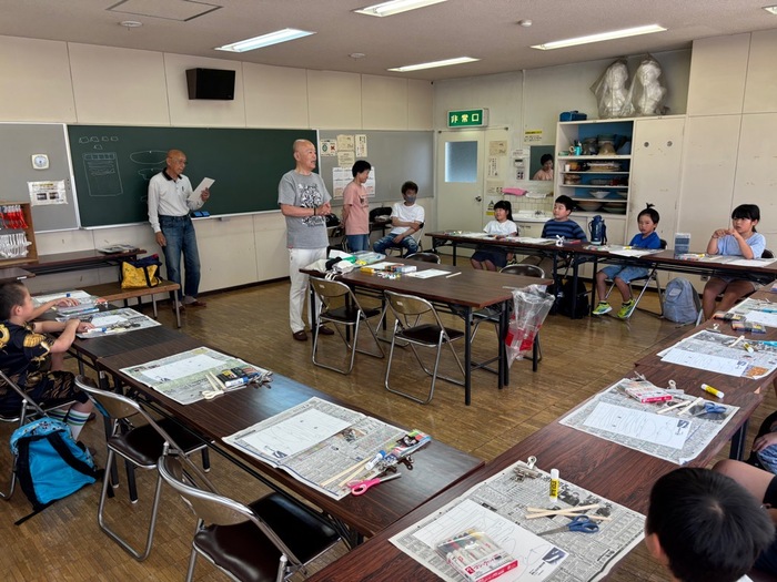 写真：紙ひこうき作り