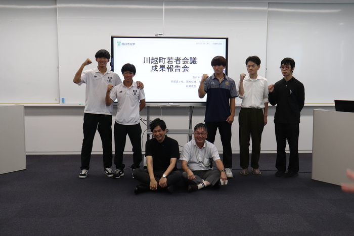 成果報告後の四日市大学学生と先生