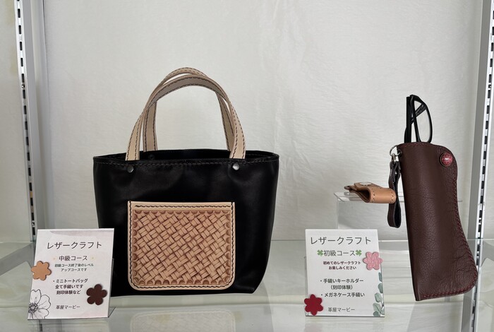 写真：レザークラフト作品展示