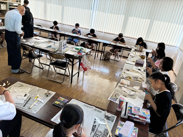 写真:紙ひこうき作り
